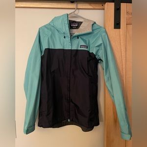 Like new womens Patagonia rain jacket small. Two tone blue. Perfect condition.